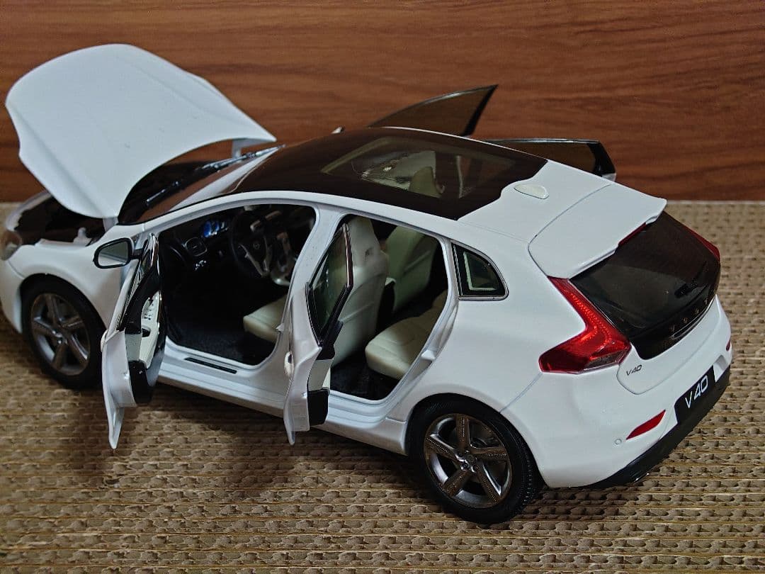 【希少美品ミニカー】ボルボ V40 1/18 精工モデルカー　ホワイトパール