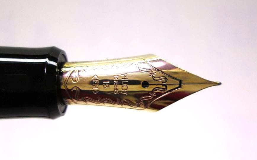 PILOTj万年筆　CUSTOM 743 万年筆 黒 FM 　インク付