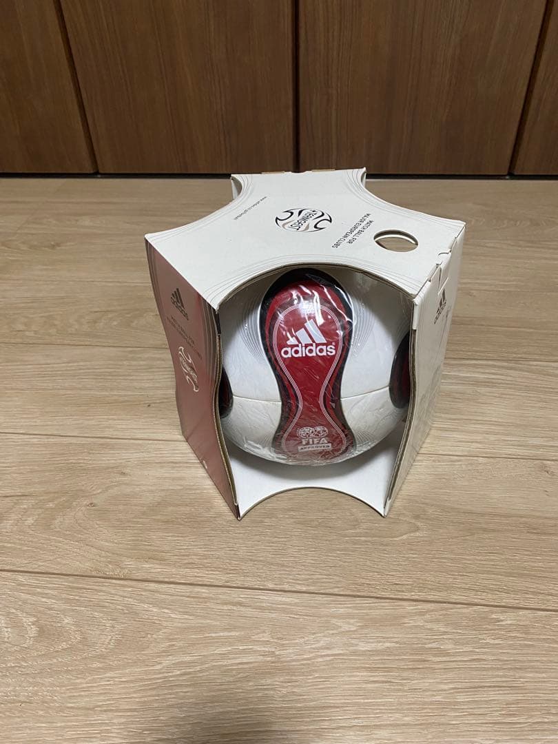 adidas TEAMGEIST サッカーボール ホワイト/レッド　5号
