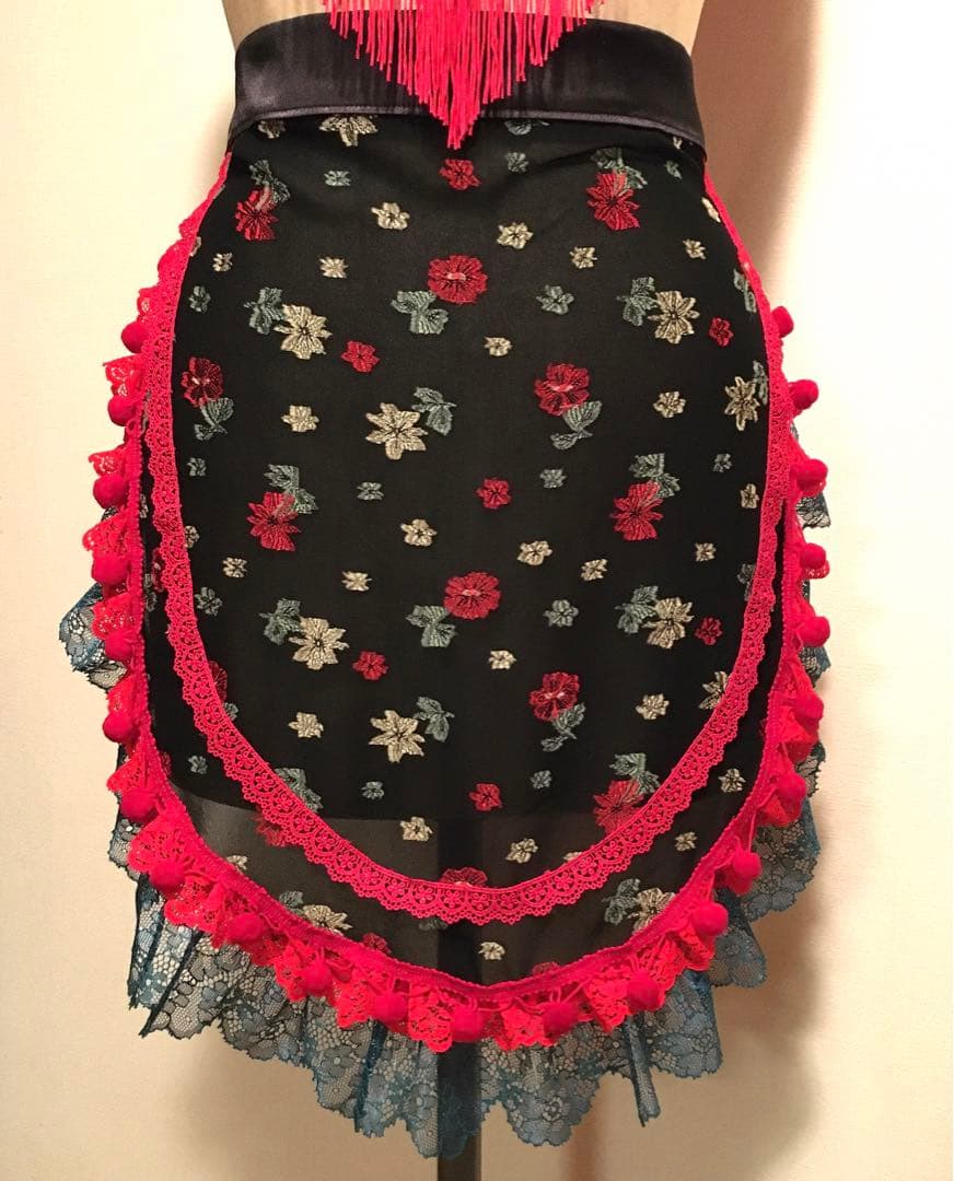 フラメンコ 衣装 エプロン ショートシージョ 赤×黒小花柄