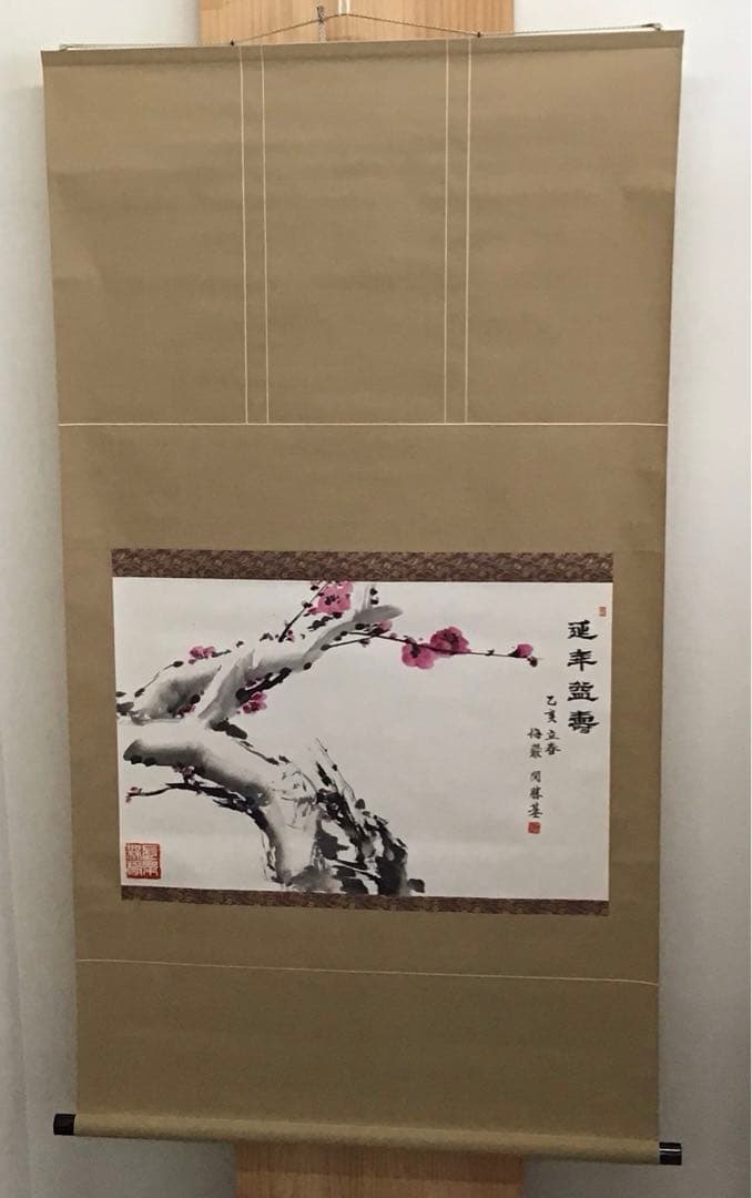 K掛軸　延年と益壽　梅花水墨画に淡紅の彩色添 閔勝基作　共箱　紙箱　S941KJ