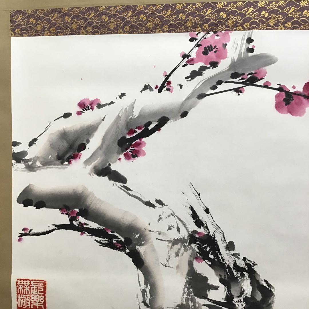 K掛軸　延年と益壽　梅花水墨画に淡紅の彩色添 閔勝基作　共箱　紙箱　S941KJ
