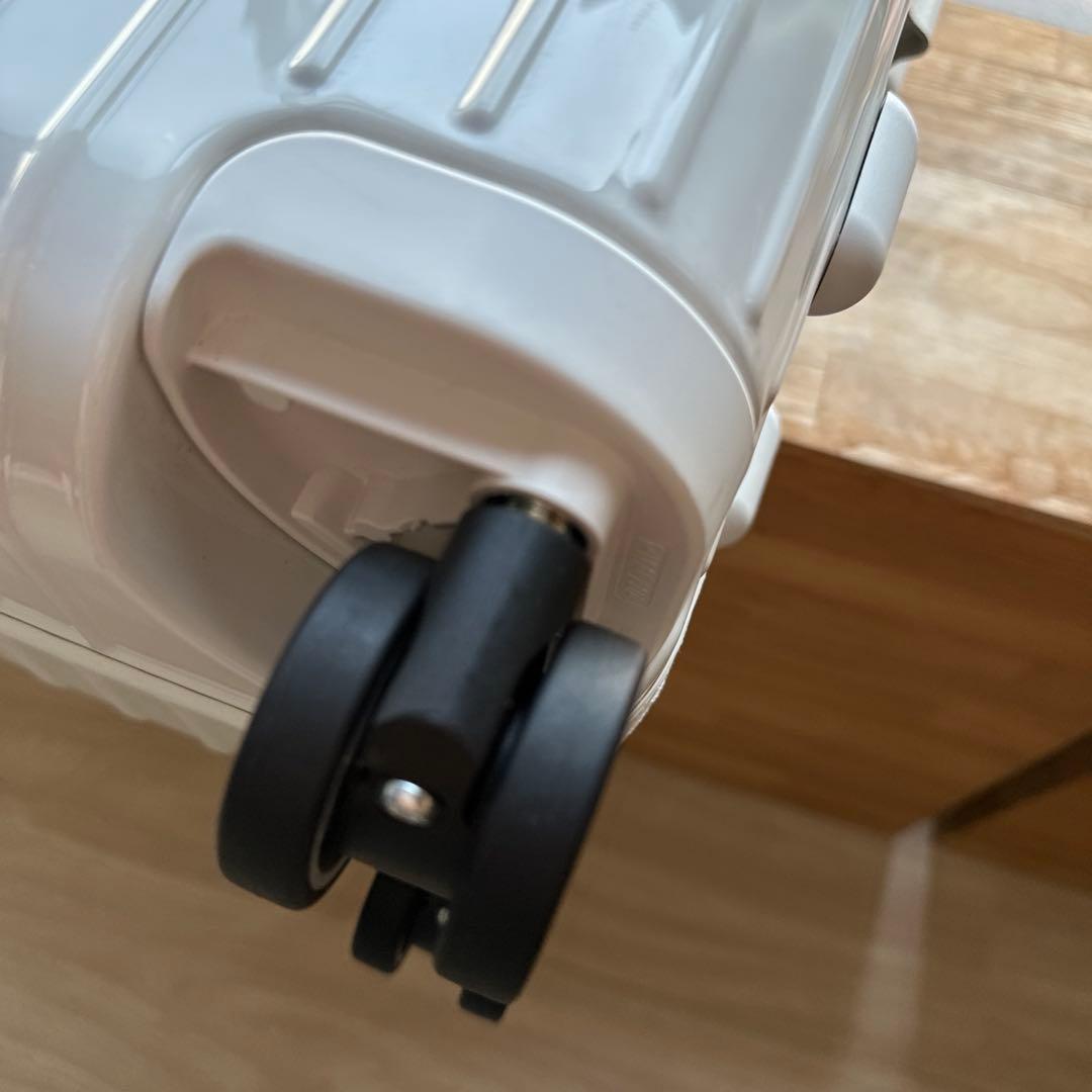 RIMOWA ESSENTIALキャビンS(ホワイト4輪)