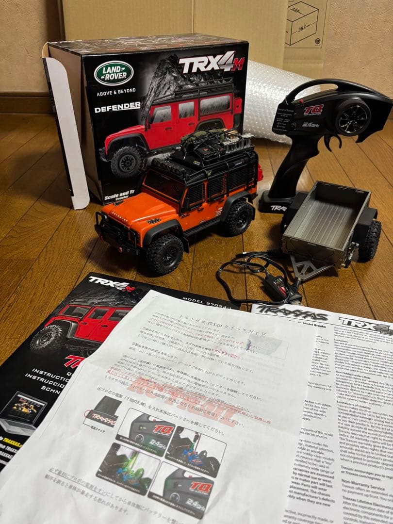 トラクサス4M、社外品リヤトレーラー付き