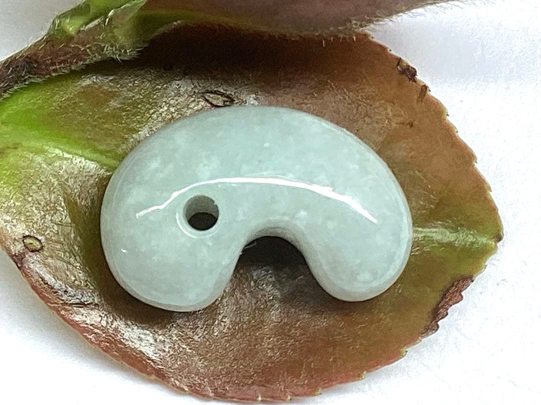 ✳高価なアイスジェイド**氷肌　糸魚川翡翠勾玉　本物の守護石をお身近に　鑑別書付