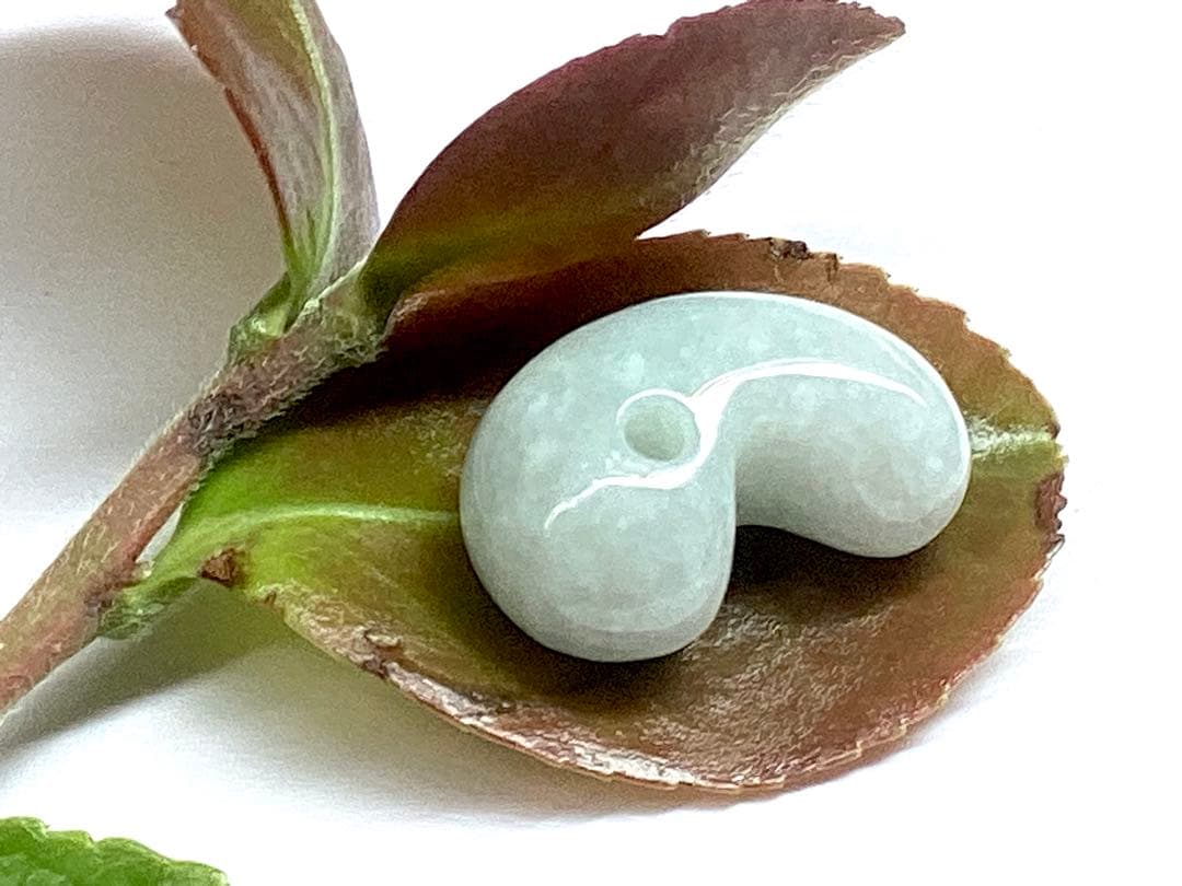 ✳高価なアイスジェイド**氷肌　糸魚川翡翠勾玉　本物の守護石をお身近に　鑑別書付