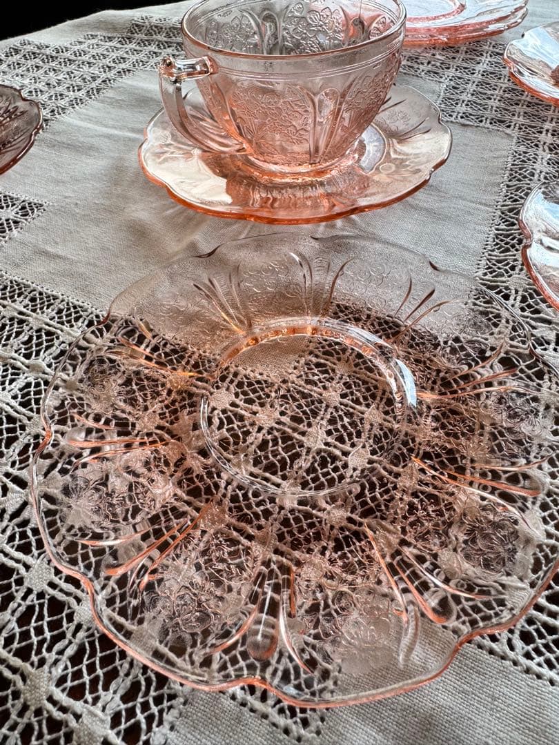 アメリカンデプレッショングラス、チェリーブロッサムカップ・ソーサー3客セット