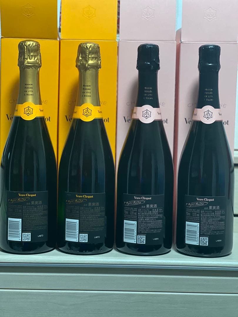 【最安値⁉️】ヴーヴ・クリコ4本セット。