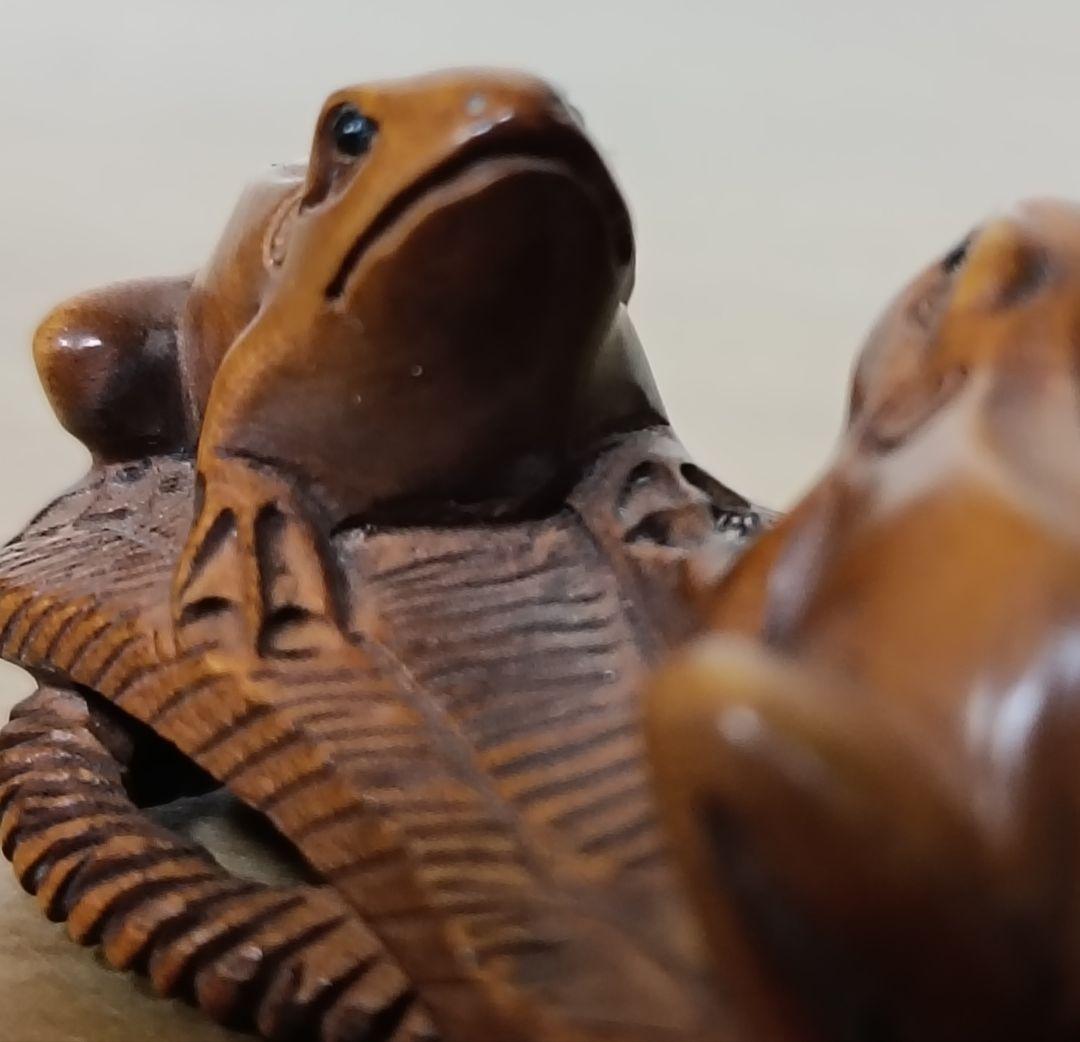 己山銘 木彫 草履に蛙一対根付　木箱付　根付　提物