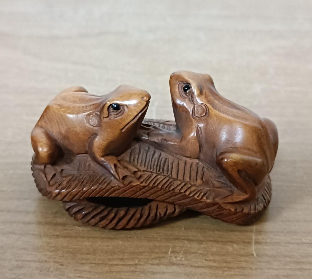 己山銘 木彫 草履に蛙一対根付　木箱付　根付　提物