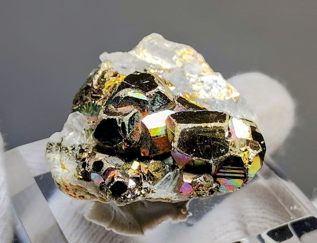 【コレクター向】レインボーパイライト イリデッセンスパイライト 水晶 共生