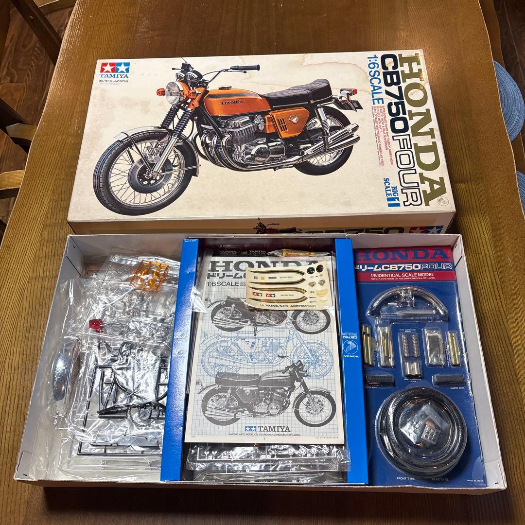 タミヤ　オートバイ　プラモデル　1/6スケール　ホンダ　CB750 FOUR