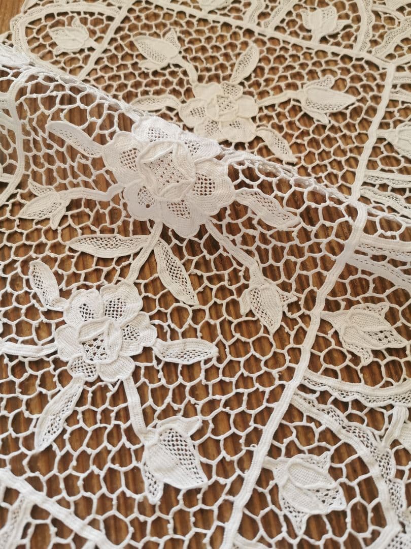 アンティーク イタリア ポワンドヴェニスローズ 薔薇と蕾 リネンレースランナー