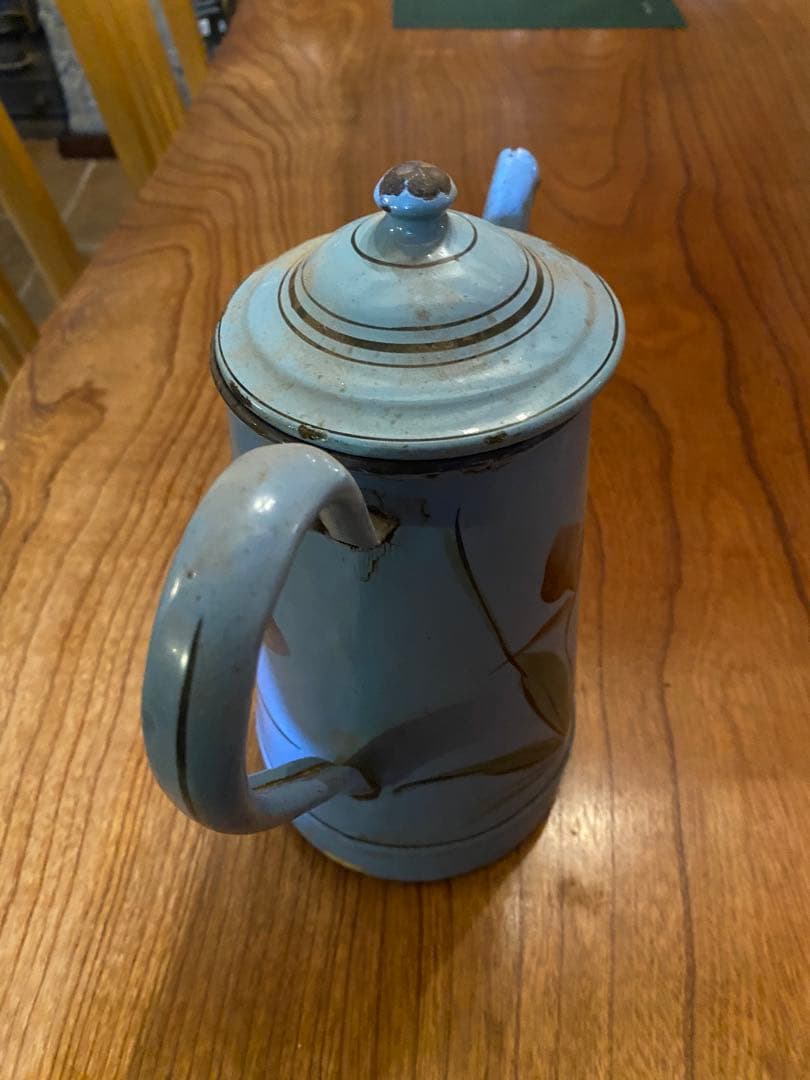 ヴィンテージ、イギリスで購入。青い花柄のホーロー製ポット