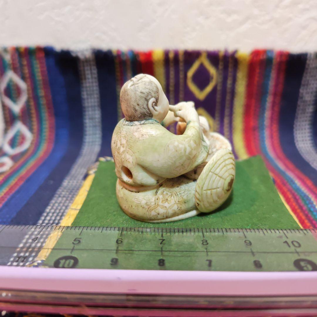 時代提物 彩色人物根付 天然素材 在銘【煙管で一服】高さ約3.9cm 重約33ｇ