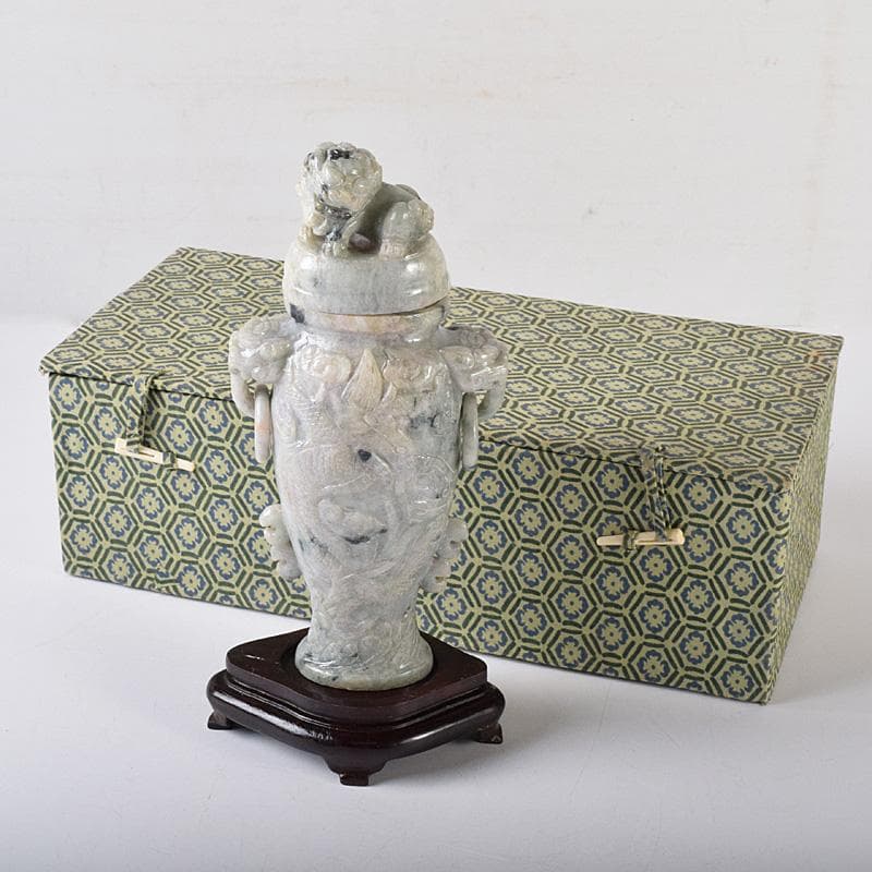 中国　玉石翡翠彫刻　獅子摘　龍刻　双耳遊環　飾壷　香炉　唐木台付　M　R8288