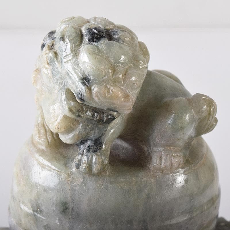 中国　玉石翡翠彫刻　獅子摘　龍刻　双耳遊環　飾壷　香炉　唐木台付　M　R8288