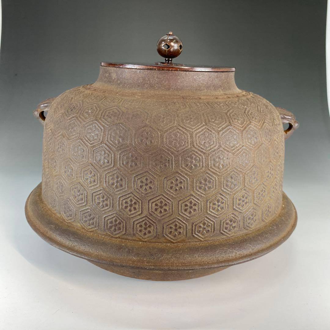 【茶道具】高橋敬典造　真形羽付亀甲文釜（共箱）