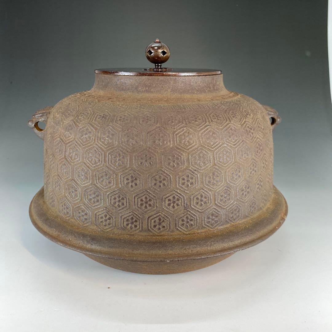 【茶道具】高橋敬典造　真形羽付亀甲文釜（共箱）