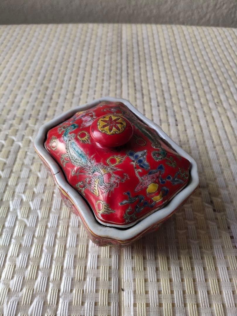 ●中国アンティーク 清朝末期 色絵人物文 蓋付き小物入れ粉彩吉祥文古陶磁香合骨董