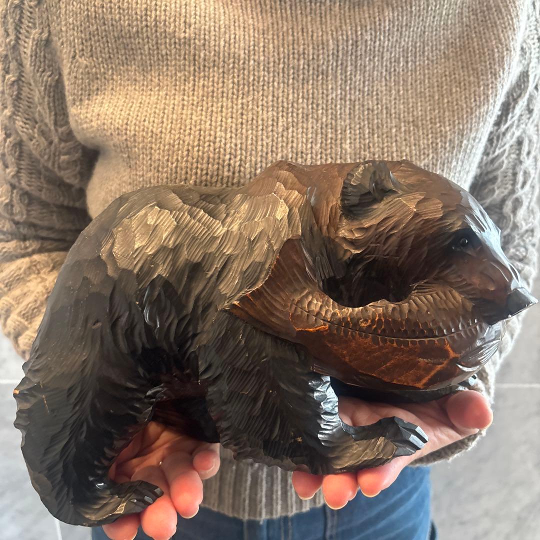 アイヌ名門堀井一族が手掛けたガラスの瞳で彫りや塗りが一級品のクマ