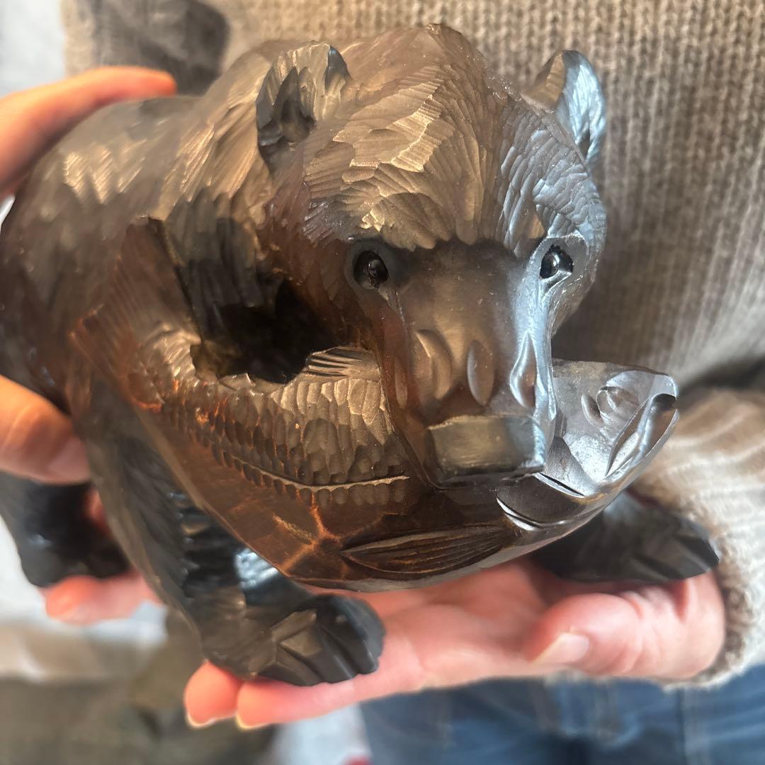 アイヌ名門堀井一族が手掛けたガラスの瞳で彫りや塗りが一級品のクマ