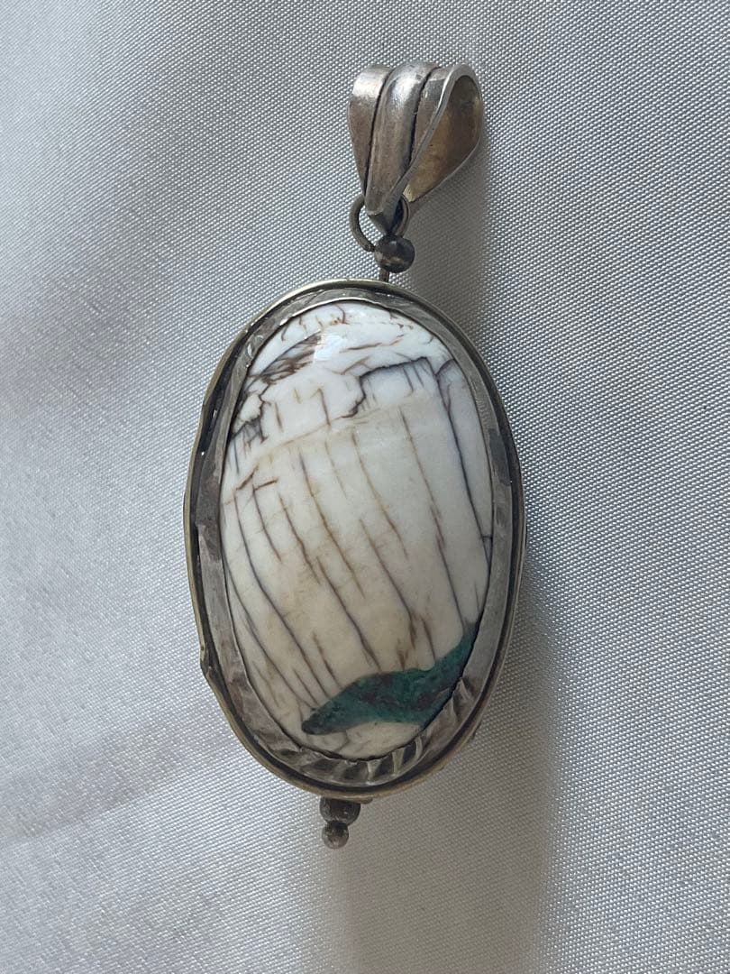ヴィンテージ！アフガニスタン銀細工「銀と古代貝」のペンダント