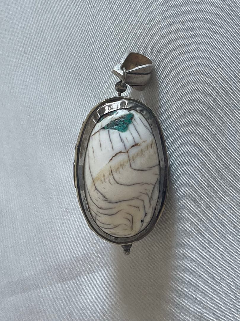 ヴィンテージ！アフガニスタン銀細工「銀と古代貝」のペンダント