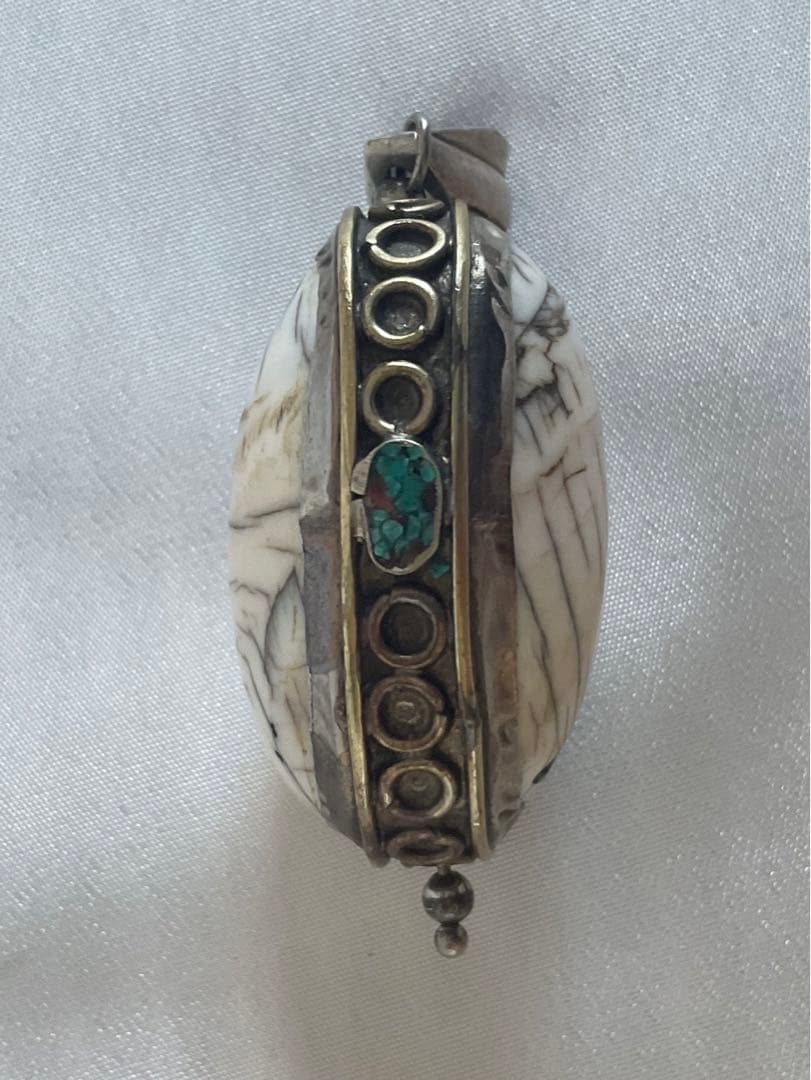 ヴィンテージ！アフガニスタン銀細工「銀と古代貝」のペンダント