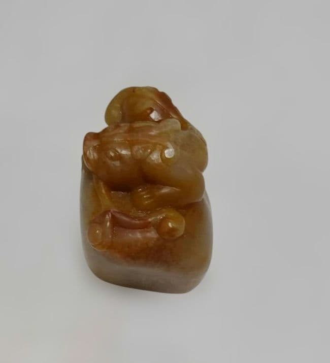 中国の寿山郷の水田で採れる希少な石(田黄石)[石印材の王]寿山石の貔貅の彫刻製品