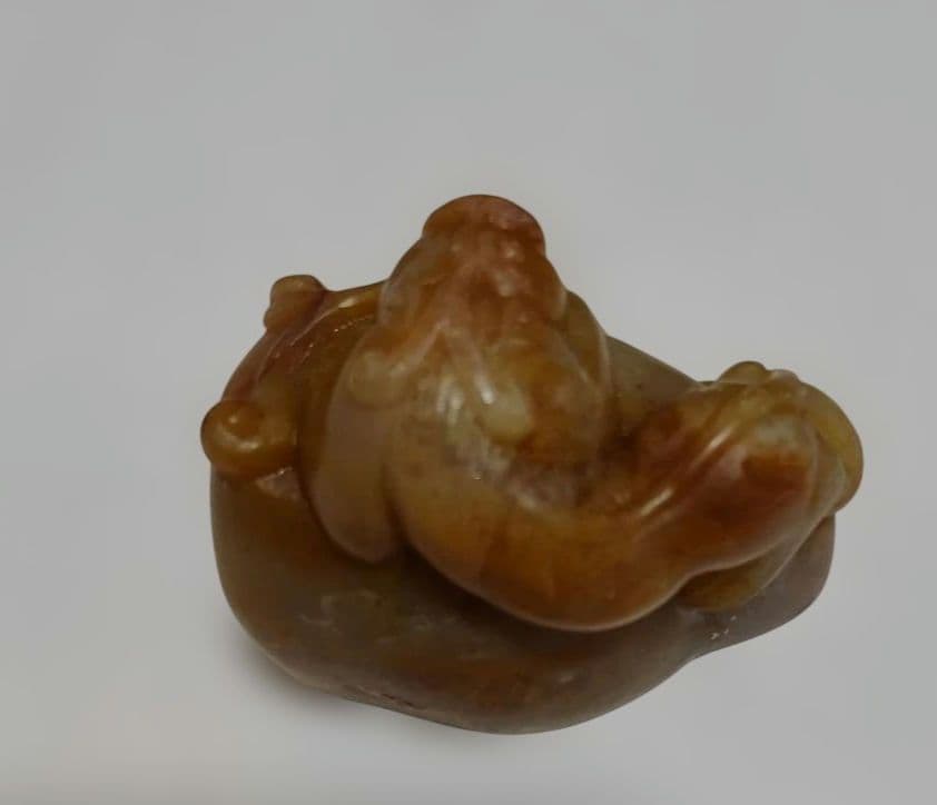 中国の寿山郷の水田で採れる希少な石(田黄石)[石印材の王]寿山石の貔貅の彫刻製品