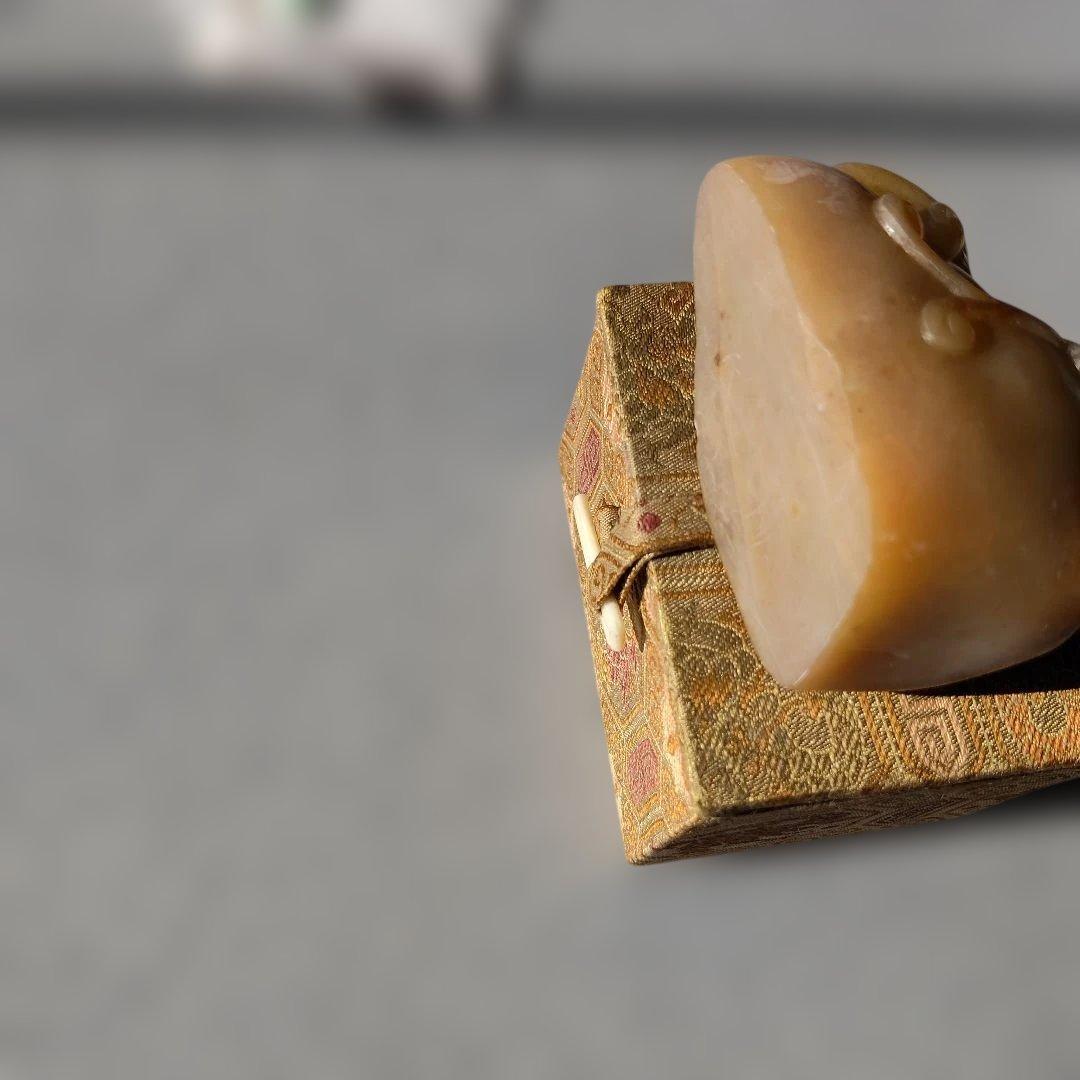 中国の寿山郷の水田で採れる希少な石(田黄石)[石印材の王]寿山石の貔貅の彫刻製品