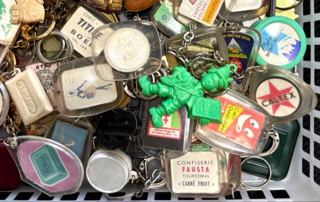 24【100個まとめて!】ヴィンテージ フランスフレンチ キーホルダー