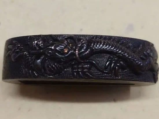 縁頭、赤銅魚子地に龍図