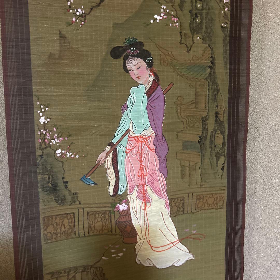 伝統的な掛軸 女性の立ち姿