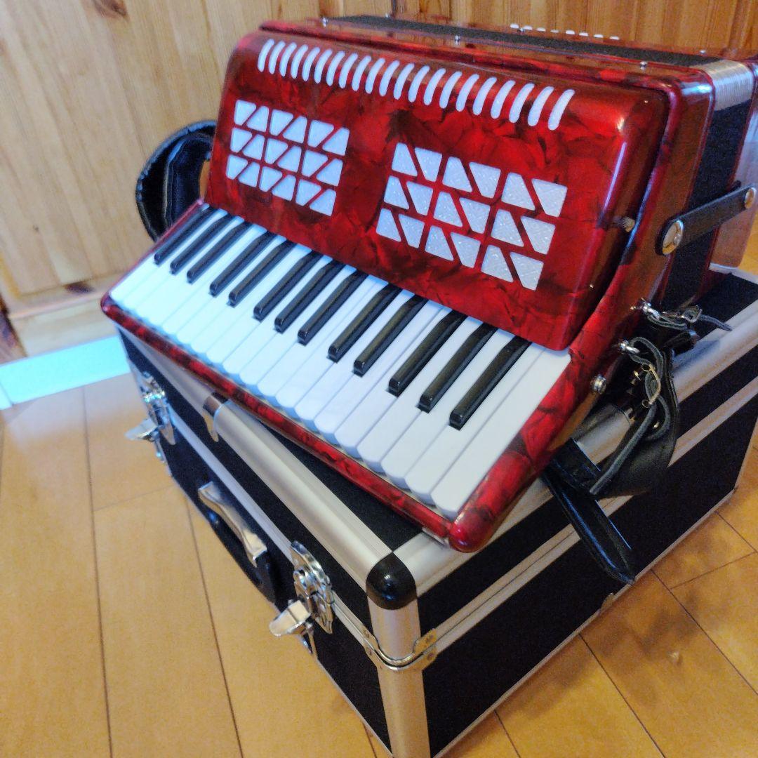 赤い37鍵アコーディオン ケース付き