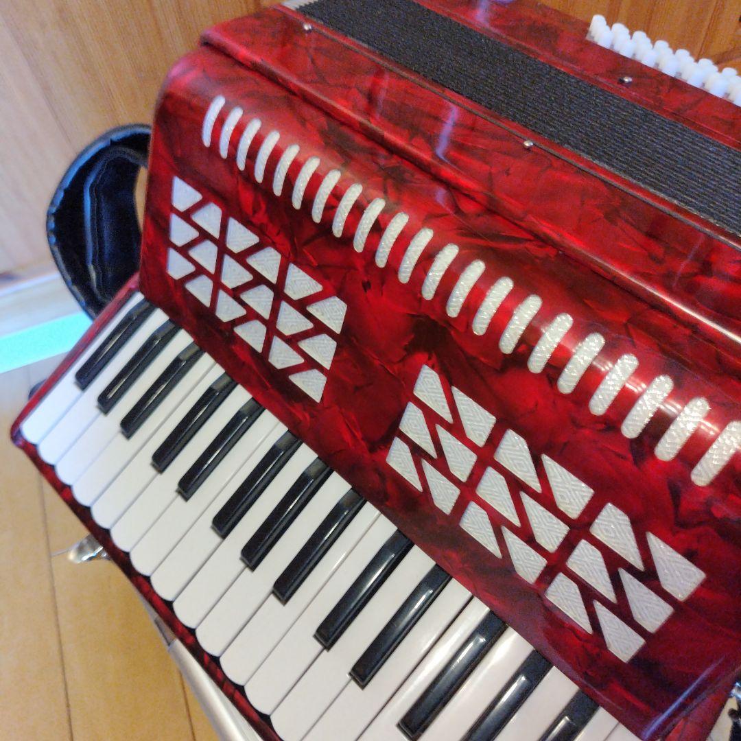 赤い37鍵アコーディオン ケース付き