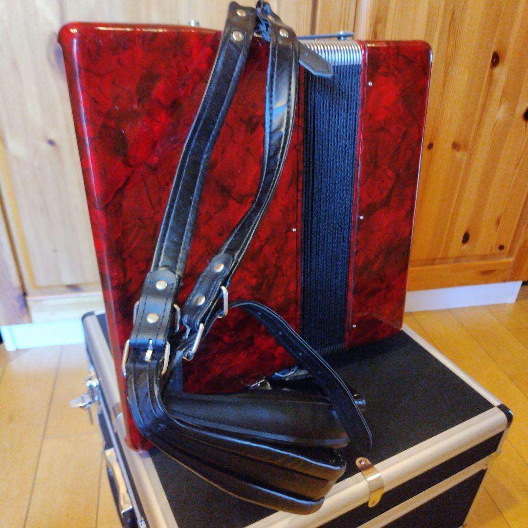 赤い37鍵アコーディオン ケース付き