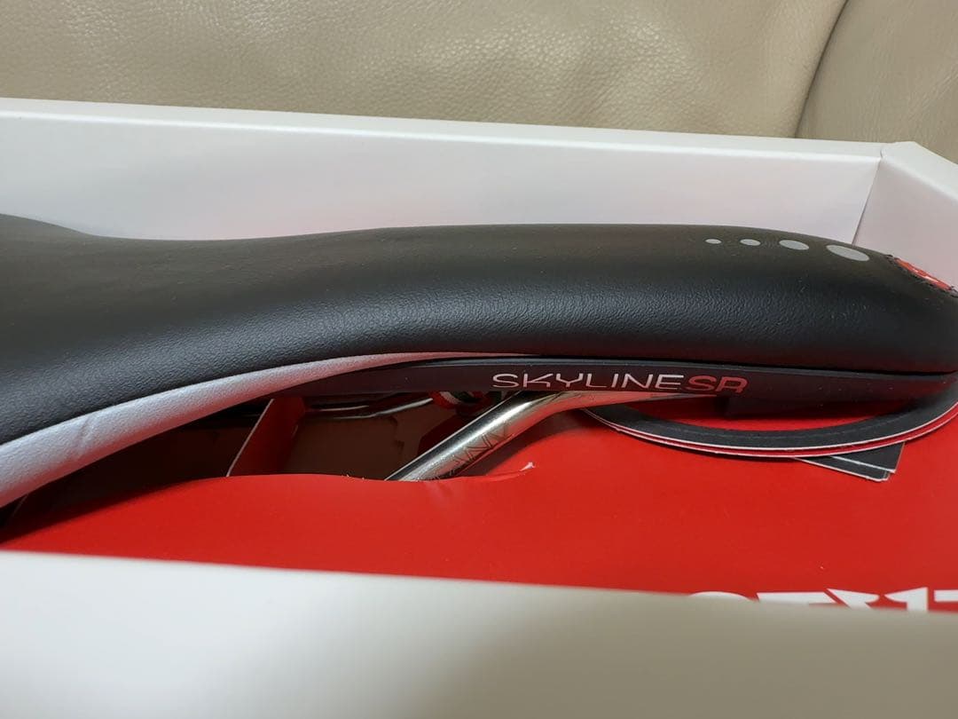 astvte アスチュート SKYLINE SR サドル ブラック・シルバー