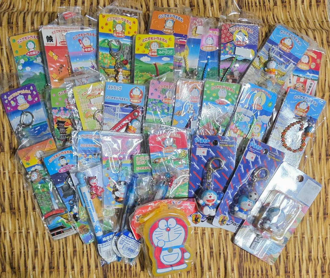 ドラえもん　33点セット(ご当地ストラップ・ボールペン・キーホルダーなど)