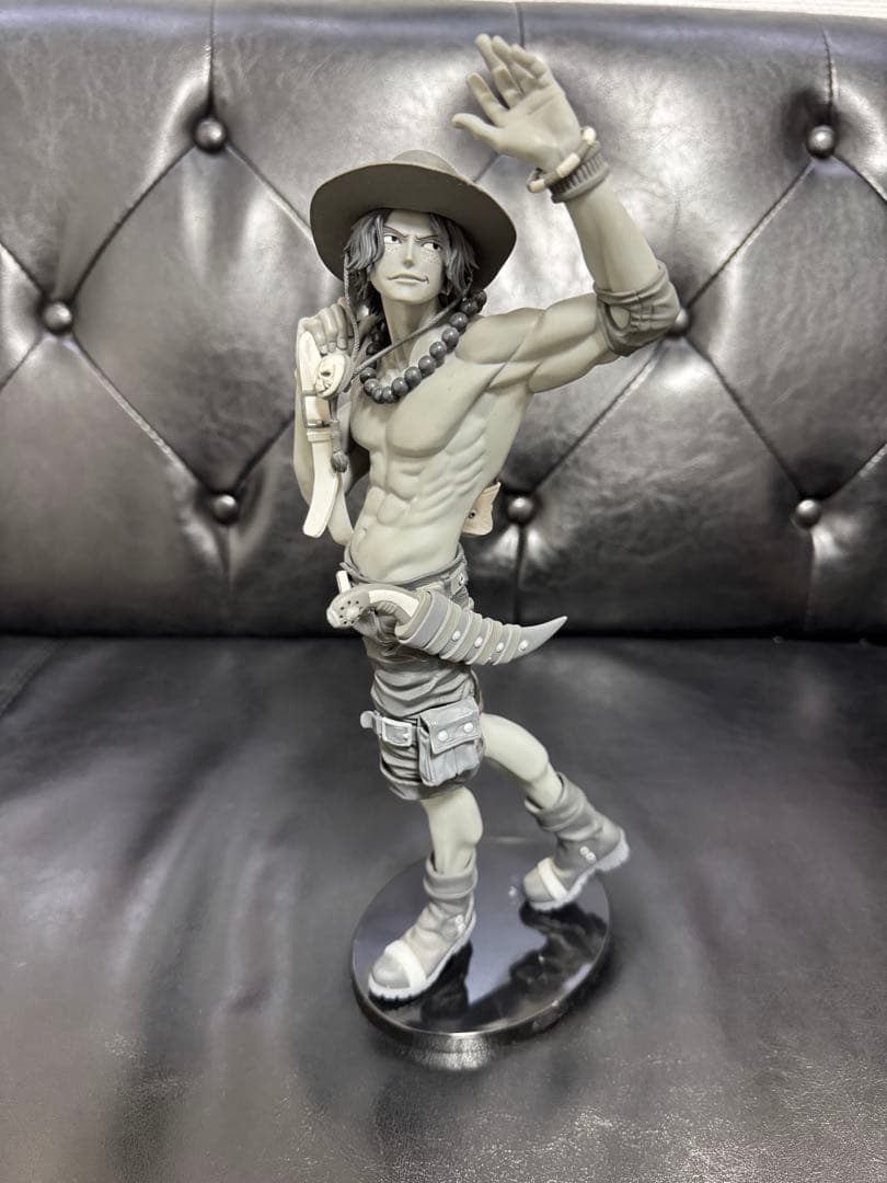 ワンピース エース フィギュア白黒トーン彩色