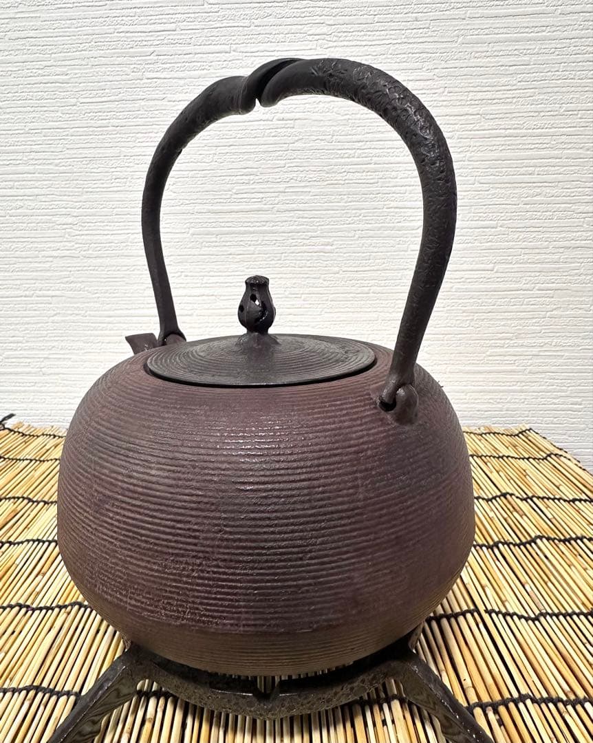 未使用品、供箱付　南部鉄器伝統工芸士　佐藤勝芳南部宝寿堂　姥口糸目　南部鉄瓶