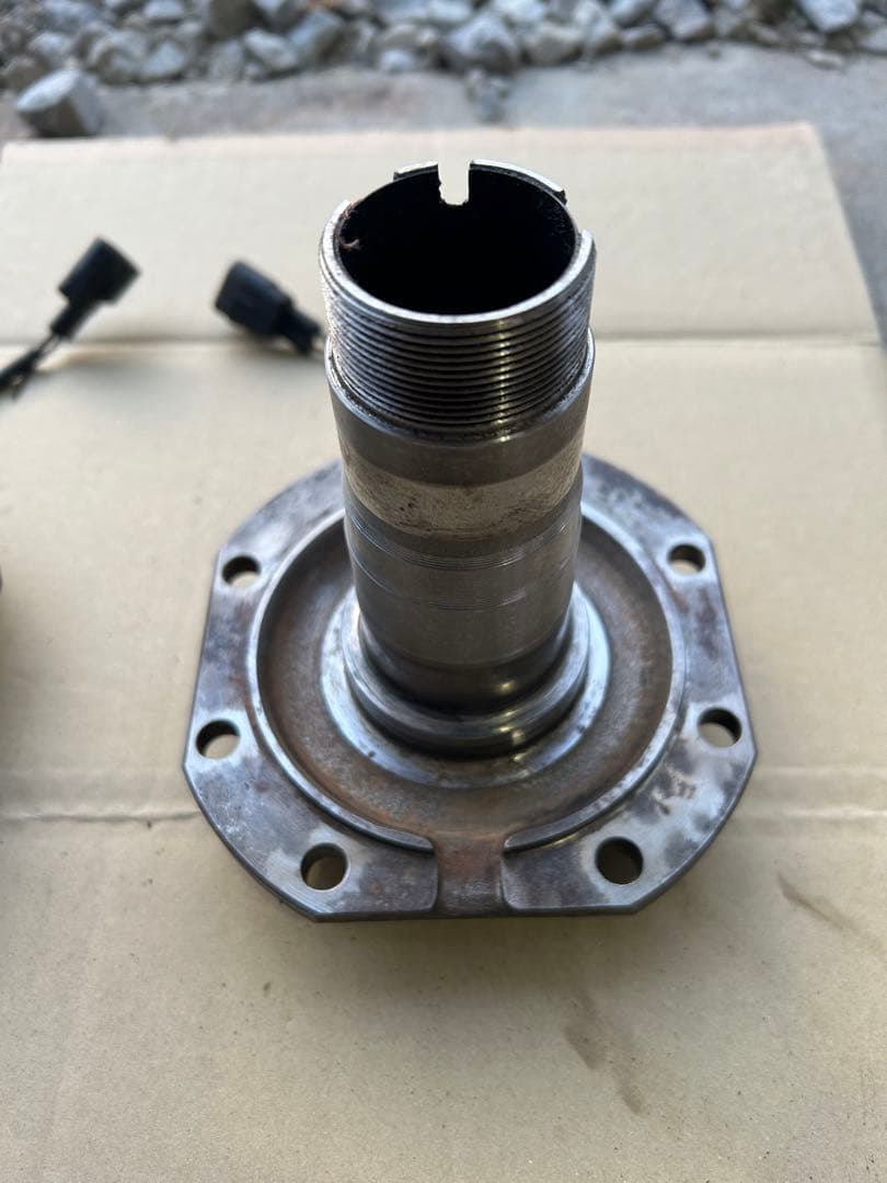 【中古品】ランドクルーザー70 パワーロッキングハブ用のスピンドル