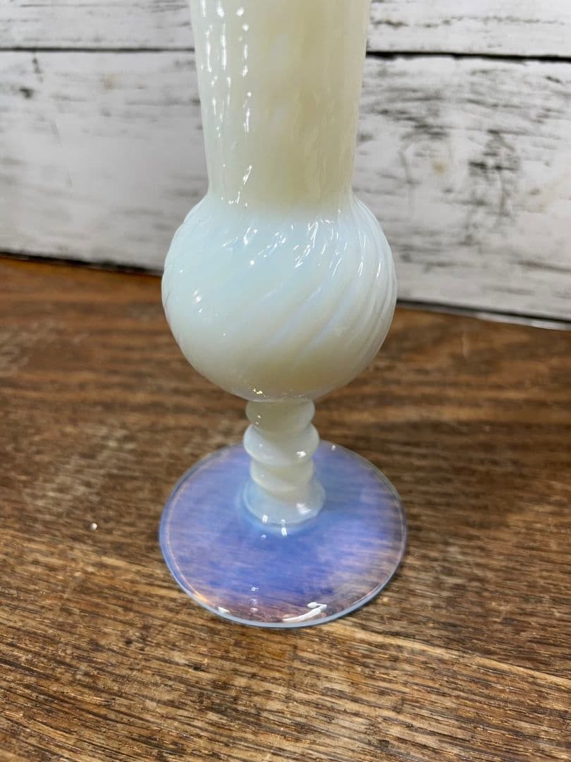 フランスアンティーク オパールセントガラスの花瓶 フリル 一輪挿し