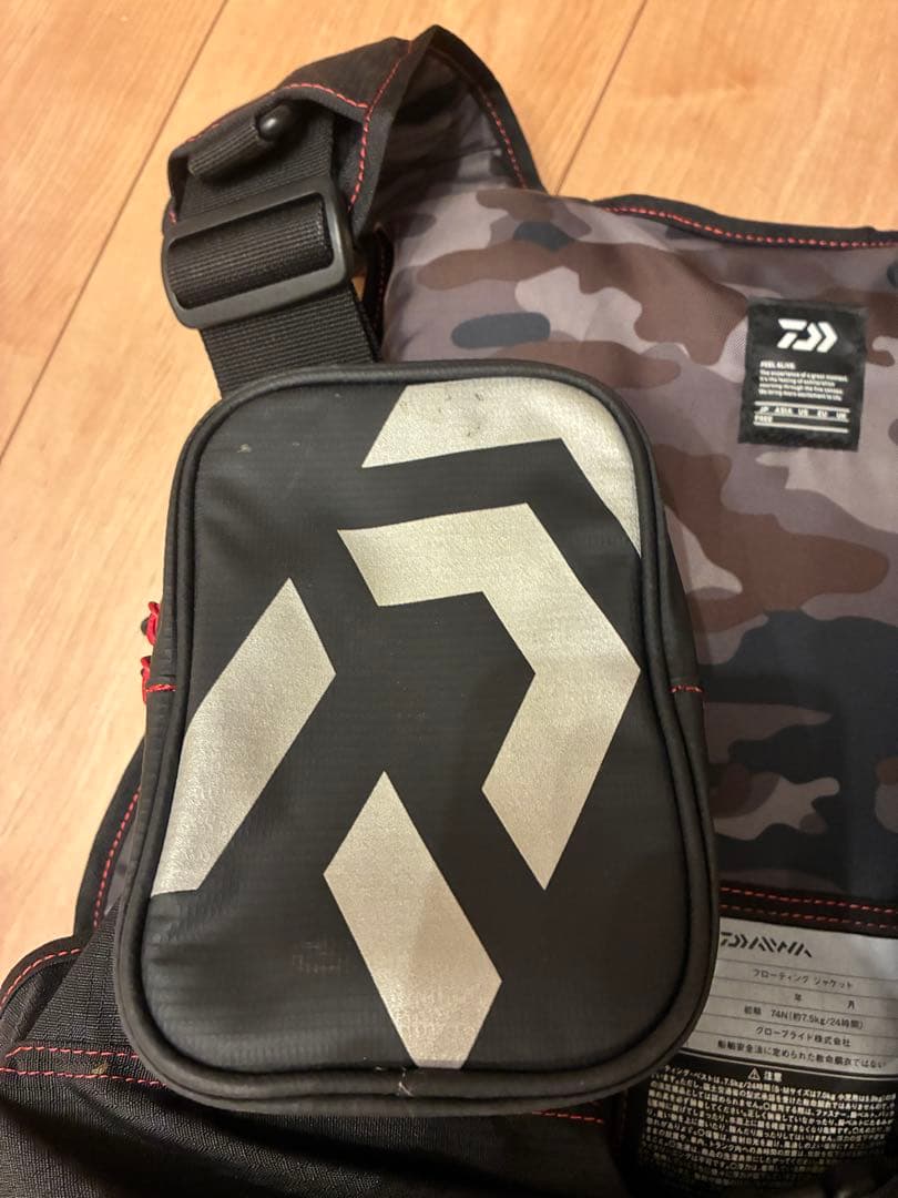 Daiwa フィッシングベスト カモフラージュ ブラック/レッド