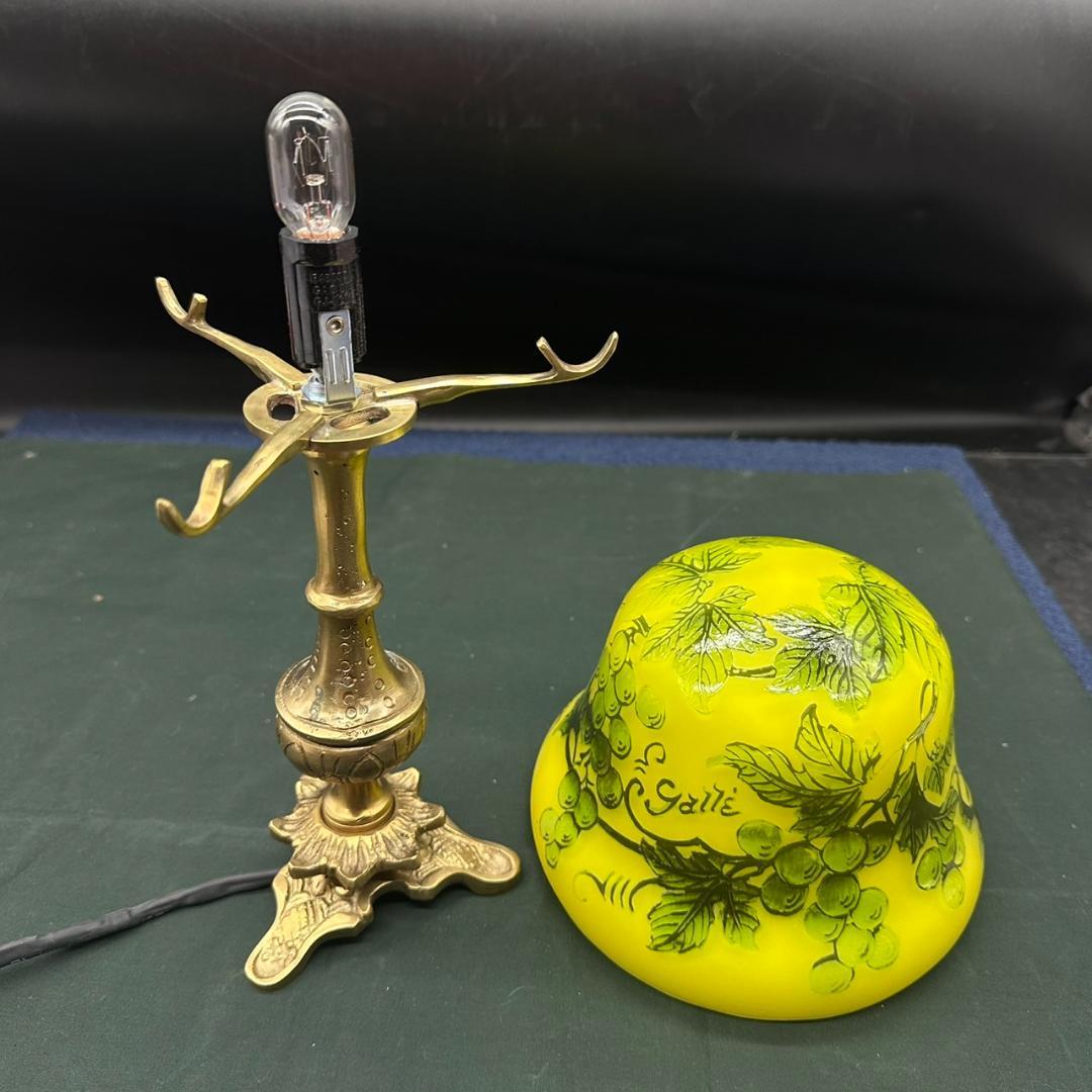 エミールガレ 真鍮台座　ランプ　1灯照明　 カメオ彫り　被せガラス 高さ32cm