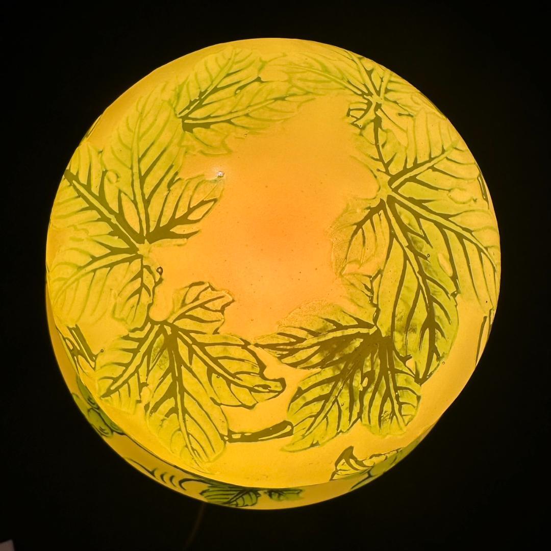 エミールガレ 真鍮台座　ランプ　1灯照明　 カメオ彫り　被せガラス 高さ32cm