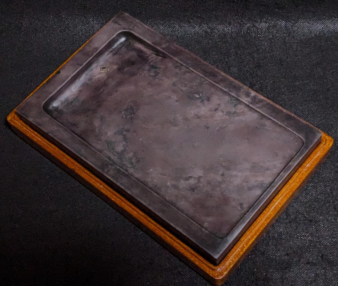 【おにぎり】　◆端渓硯（玳瑁斑・青花・魚脳凍・火捺／朝天巌／唐木箱／九吋）