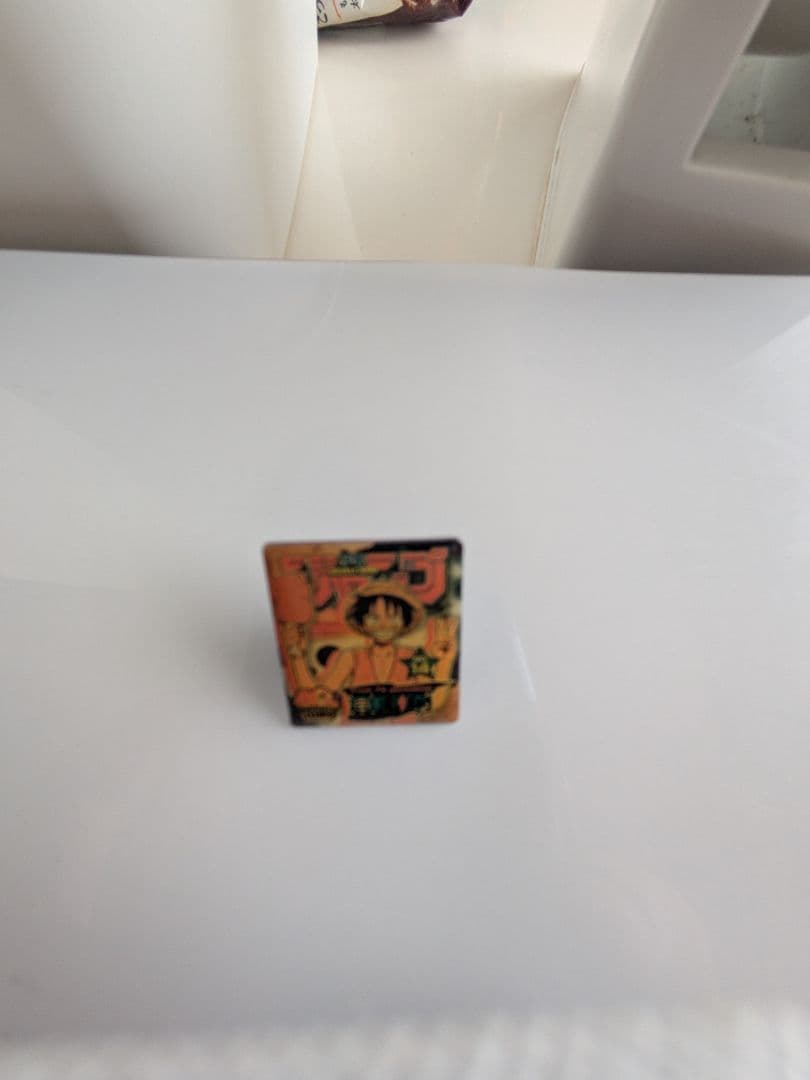 週間少年ジャンプ40周年　ワンピースコミック型ピンバッジ