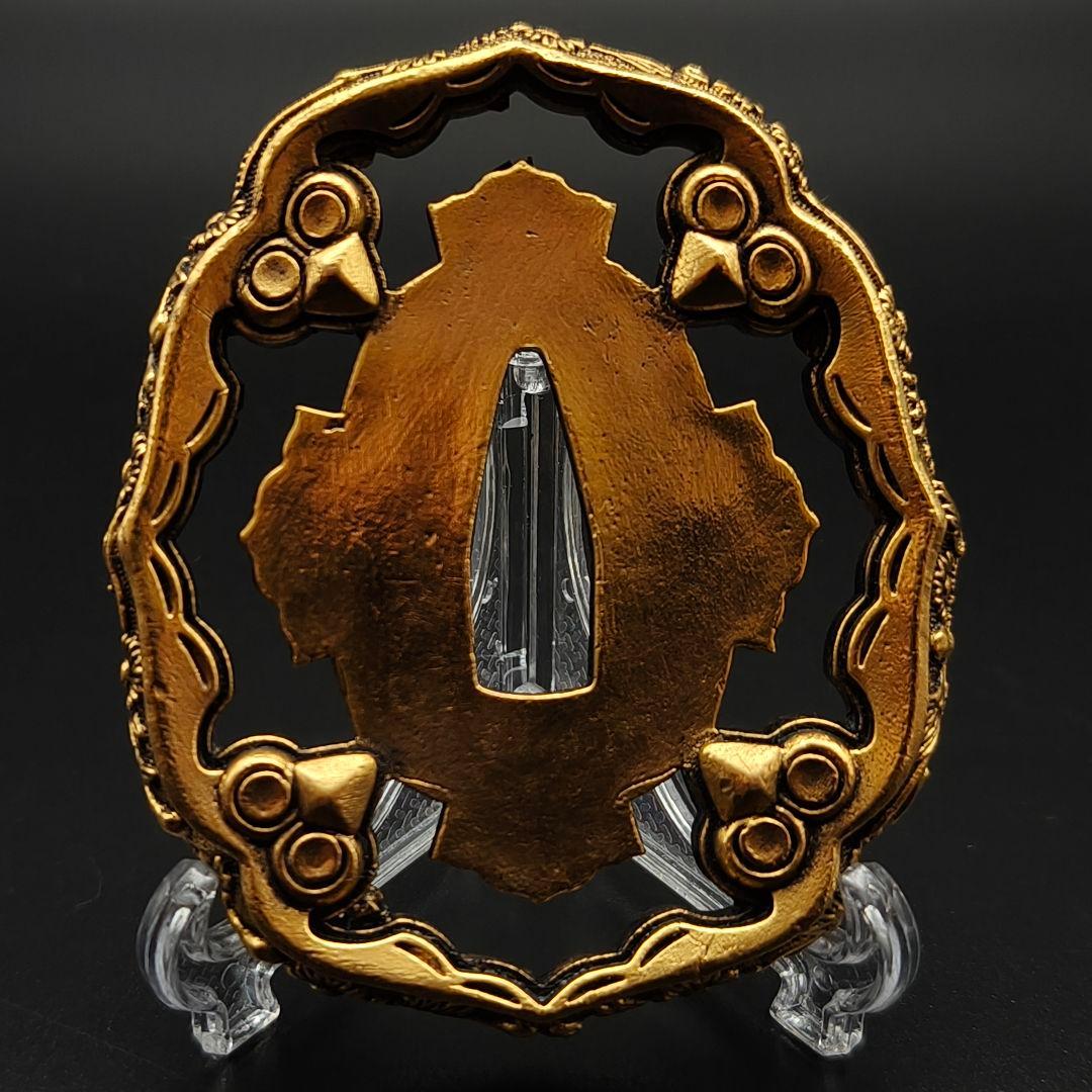 日本刀装具　刀鍔　軍刀拵　菊紋の図　銅地　細工　絵金銀　鍔　刀の鍔　鐔　刀鐔